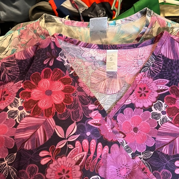Assorted scrub tops - Picture 1 of 9
